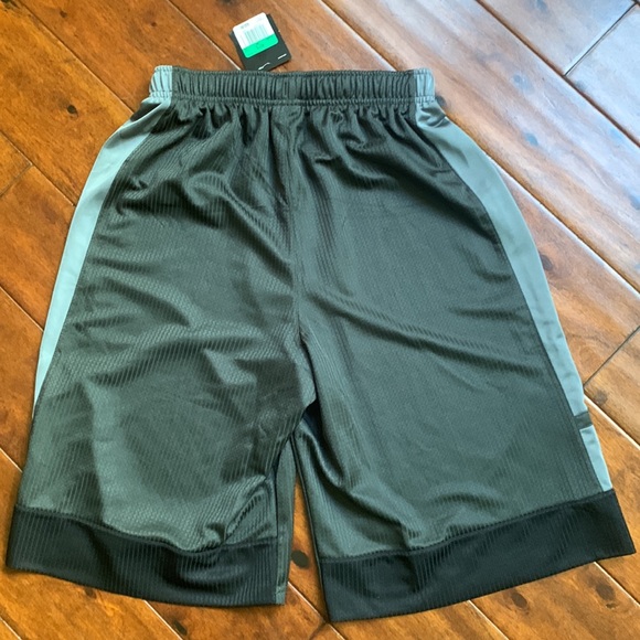 NWT Nike boys sport shorts. Boys size xl. - Picture 6 of 6